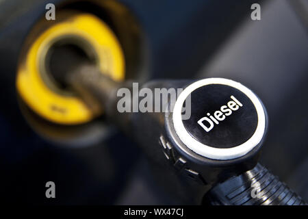 Auto ist mit Diesel an der Tankstelle betankt, symbolische Bild diesel Fahrverbote, diesel Gate Stockfoto