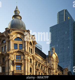 Architektonischen Kontrast im Westend, Frankfurt am Main, Hessen, Deutschland, Europa Stockfoto