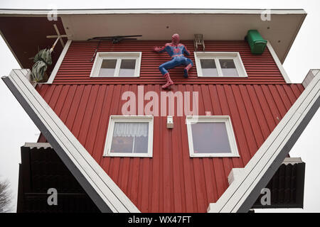 Die Crazy House, ein auf dem Kopf stehendes Haus mit kompletter Einrichtung, Bispingen, Niedersachsen, Deutschland Stockfoto