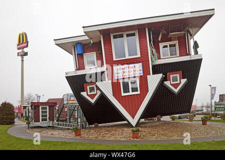 Die Crazy House, ein auf dem Kopf stehendes Haus mit kompletter Einrichtung, Bispingen, Niedersachsen, Deutschland Stockfoto