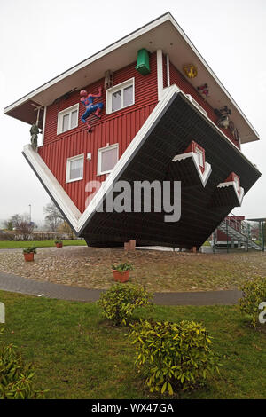 Die Crazy House, ein auf dem Kopf stehendes Haus mit kompletter Einrichtung, Bispingen, Niedersachsen, Deutschland Stockfoto