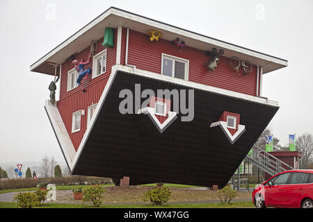 Die Crazy House, ein auf dem Kopf stehendes Haus mit kompletter Einrichtung, Bispingen, Niedersachsen, Deutschland Stockfoto