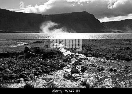 Starker Wind treibt Wasser auf der Gilsfjoerdur, Island, Europa Stockfoto