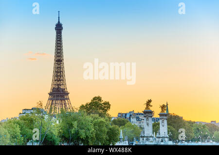 Eiffelturm und Pont Alexandre III bei Sonnenuntergang Stockfoto