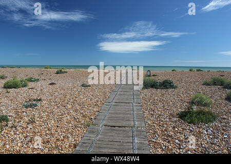 Ein Weg über den Kiesstrand bei Roggen Hafen in East Sussex Stockfoto