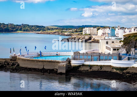 Tinnside Lido Plymouth Hoe, ikonischer Waterfront Swimmingpool und Springbrunnen in Devon.Enfgland.UK Stockfoto