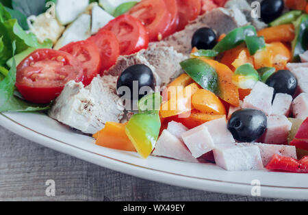 Cobb Salat auf den Tisch auf einer Platte. Stockfoto