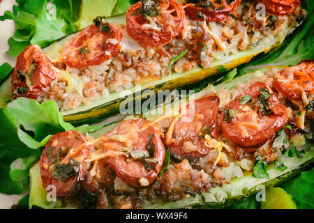 Mit Hackfleisch gefüllte Zucchini auf einer Platte. Stockfoto