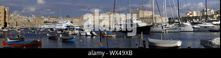 Blick vom Senglea über die Marina auf Fort St. Angelo in Vittoriosa, im Hintergrund Valletta Stockfoto