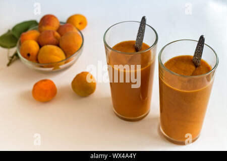 Smoothies von reifen Aprikosen mit Joghurt in Gläsern. Stockfoto