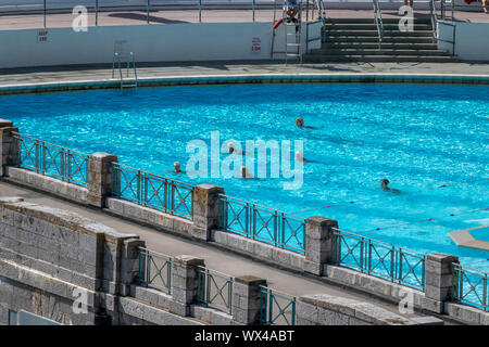 Tinnside Lido Plymouth Hoe, ikonischer Waterfront Swimmingpool und Springbrunnen in Devon.Enfgland.UK Stockfoto