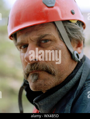 Porträt einer reifer Mann trägt einen Schutzhelm. Stockfoto
