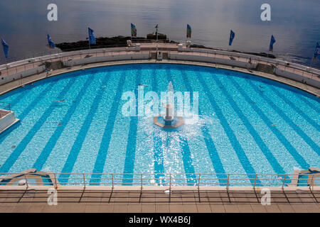 Tinnside Lido Plymouth Hoe, ikonischer Waterfront Swimmingpool und Springbrunnen in Devon.Enfgland.UK Stockfoto