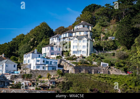 Häuser, Wohnungen und Gebäude rund um das schöne Fischerdorf Polperro in Cornwall, Großbritannien Stockfoto