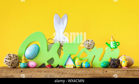 Wort Ostern in deutscher Sprache mit Osterhasen Eier und Küken Stockfoto