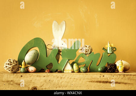 Wort Ostern in deutscher Sprache mit Osterhasen Eier und Küken Stockfoto