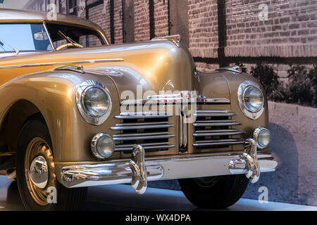 MLADA BOLESLAV, TSCHECHISCHE REPUBLIK - 16. AUGUST 2019: Skoda Superb aus Gold Metallic Auto 1947 am 16. August 2019 in Mladá Boleslav, tschechische Republik. Stockfoto