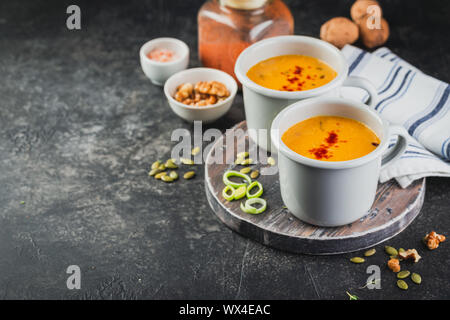 Kürbissuppe mit geräucherter Paprika, Lauch, Walnüssen und Parmesan Stockfoto