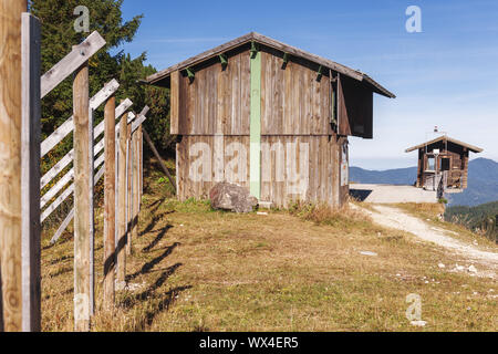 Wetterstation auf Tegelberg mit Pfad Stockfoto