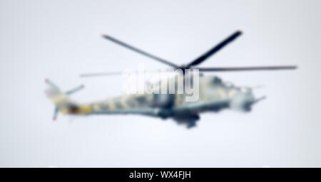 Starke unscharfe, militärische Hubschrauber in der Luft Stockfoto