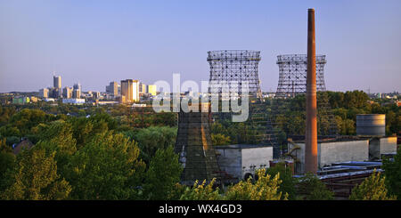 Kühltürme der Kokerei Zollverein und die Skyline der Stadt, Essen, Deutschland Stockfoto