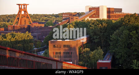 Panorama der Zeche Zollverein mit dem Förderturm von Schacht XII, Essen, Deutschland, Europa Stockfoto