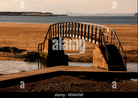 Belhaven Brücke oder 'Bridge to nowhere' im Belhaven Bay. Dunbar ist eine Stadt im Südosten von Schottland. Stockfoto