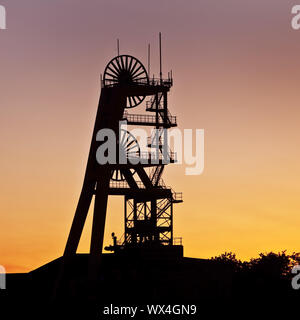 Fördergerüst der Zeche Ewald bei Sonnenuntergang, Herten, Ruhrgebiet, Nordrhein-Westfalen, Deutschland, Europa Stockfoto