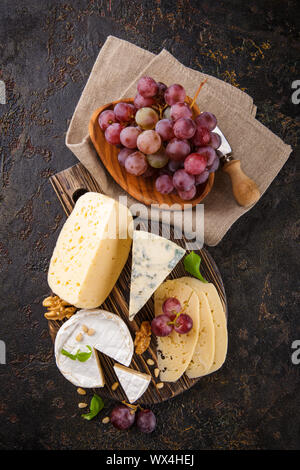 Käse mit Nüssen und Trauben Stockfoto