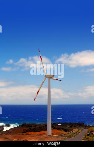 Aerogenerator Windmühlen vor Meer auf den Kanarischen Inseln Stockfoto