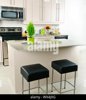 Moderne Küche Interieur mit Insel und natürlichen Stein Arbeitsplatte Stockfoto