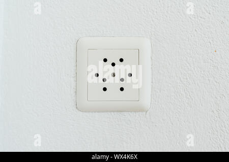 Buchse für Schweizer Stecker hautnah auf einer weißen Wand Stockfoto