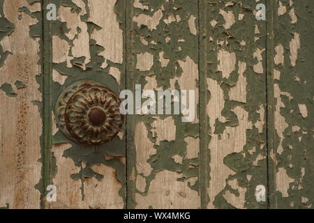 Die Farbe blätterte ab, das aus einem alten französischen Holztür Stockfoto