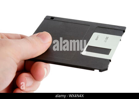 Eine Hand mit einem 3 1/2" Diskette. Auf weiß mit Freistellungspfad isoliert. Stockfoto