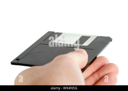 Eine Hand mit einem 3 1/2" Diskette. Auf weiß mit Freistellungspfad isoliert. Stockfoto