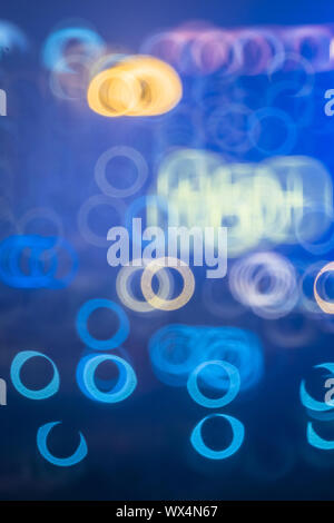 Verschwommene Citylights und Bürogebäude Stockfoto