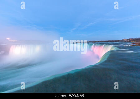 Regenbogen am Niagara Falls Stockfoto