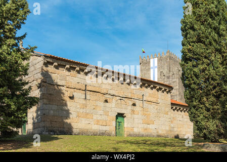 Mittelalterliche Kirche Igreja de São Miguel do Castelo in Guimarães im Norden Portugals Stockfoto