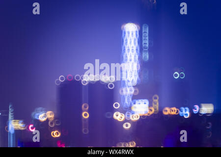 Verschwommene Citylights und Bürogebäude Stockfoto