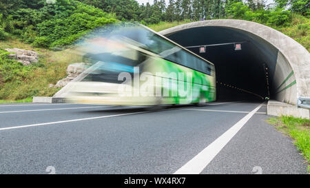 Beschleunigung Auto durch den Tunnel Stockfoto