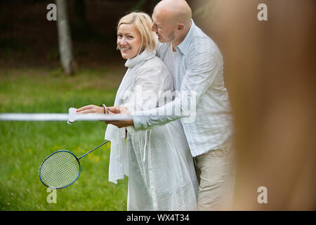 Portrait von Reifes Paar in Freizeitkleidung spielen Badminton gemeinsam an einem Wochenende Outing Stockfoto