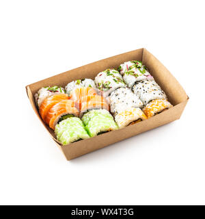 Sushi in einer Box von Recyclingpapier auf weißem Hintergrund. Konzept der organischen Lebensmittelverpackungen Stockfoto
