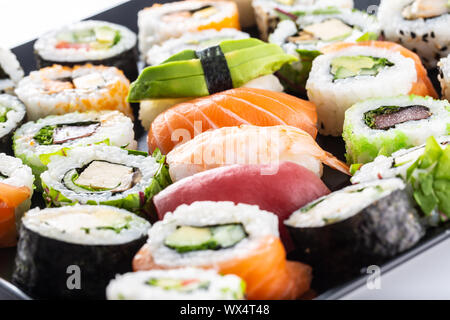 Sortiment der japanischen Sushi, Sashimi und Nigiri maki Rollen Stockfoto