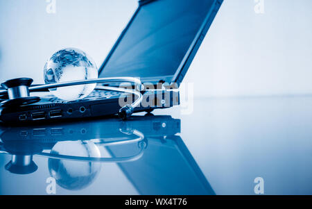 Glas Kugel und Stethoskop Stockfoto