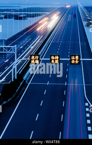 Freeway in der Nacht Stockfoto
