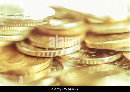 Stapel von Goldmünzen Makro. Zeilen von Münzen, die für den Finanz- und Banksektor Konzept. Wirtschaft trends Hintergrund für die Idee. Stockfoto