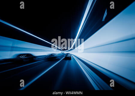 Beschleunigung Auto durch den Tunnel Stockfoto