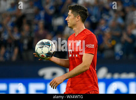 Veltins Arena Gelsenkirchen, 23.8.2019, 1. Fussball Bundesliga Saison 2019/20, 2. Spieltag, FC Schalke 04 vs FC Bayern München (FCB), Robert Lewandowski (FCB) DFL-Bestimmungen verbieten die Verwendung von Fotografien als BILDSEQUENZEN UND/ODER QUASI-VIDEO Stockfoto