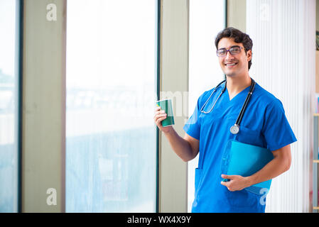 Jungen gutaussehenden Arzt im Krankenhaus zu arbeiten Stockfoto