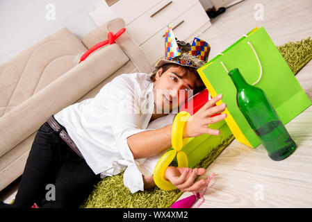 Junger Mann, der Kater nach der Party Stockfoto